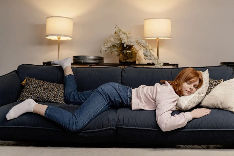 Femme qui dort sur son canapé