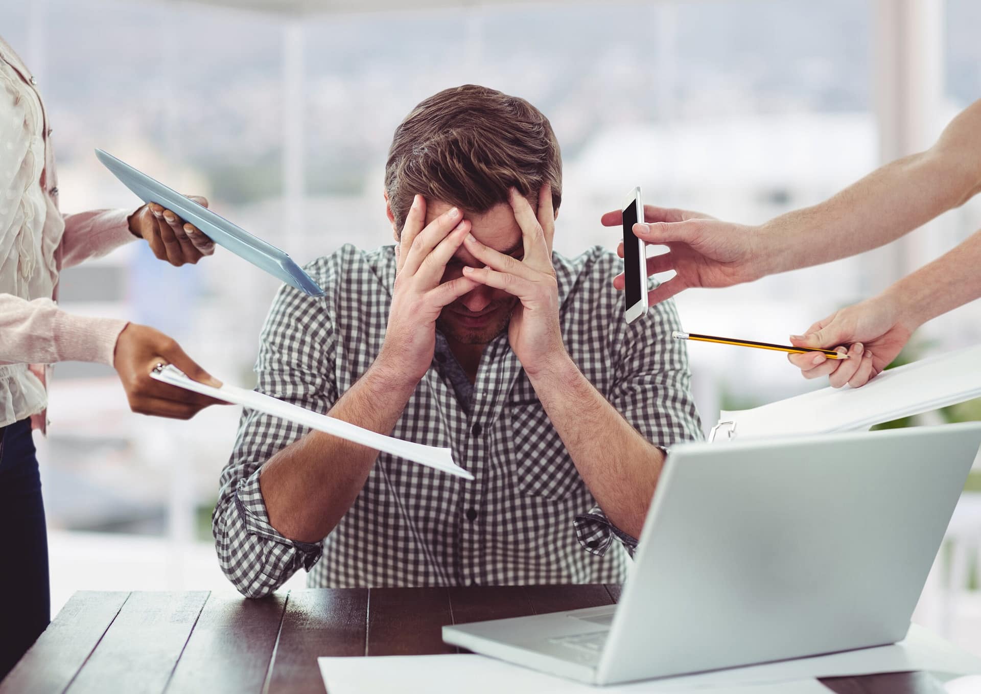Homme submergé par le travail et le stress au bureau