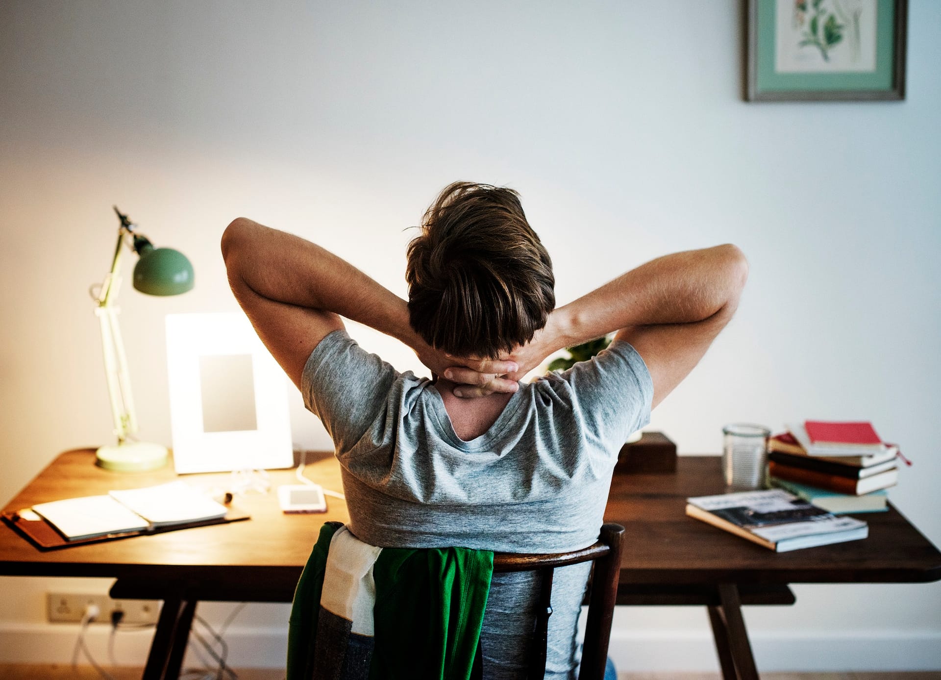 Homme stressé assis au bureau, mais sur la tête - lâcher prise