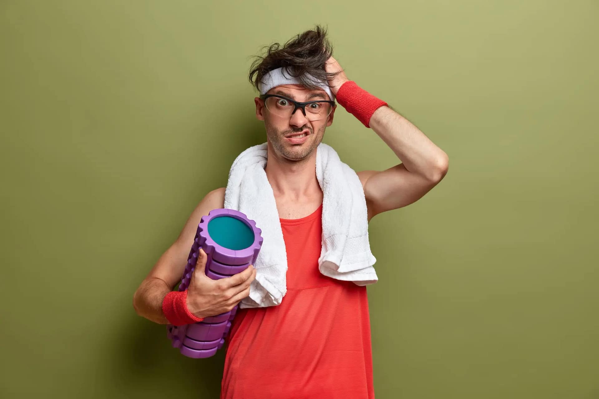 Homme en tenue de sport qui se gratte la tête